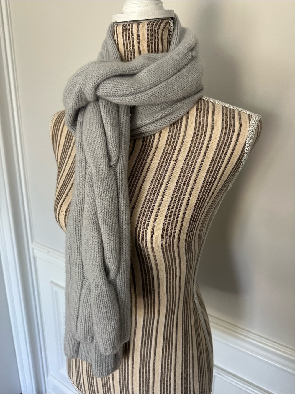 100% cashmere cable knit scarf by Castlerig gray